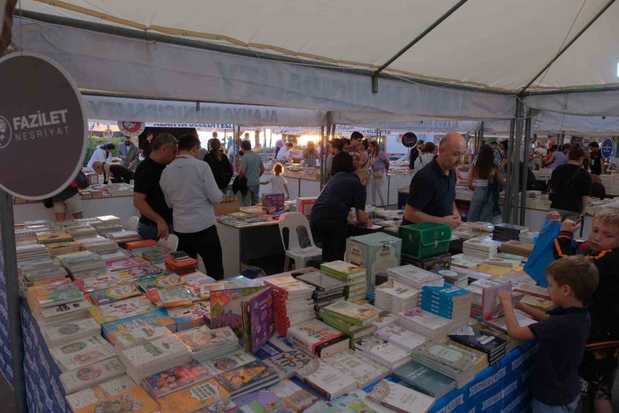 Alanya Kitap Fuarı’na Büyük İlgi