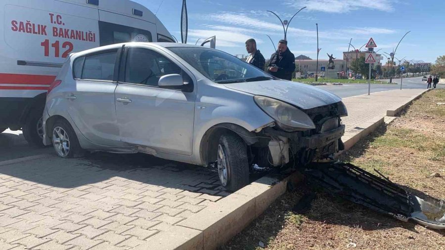 Otomobil Karşı Şeride Geçerek Kaldırıma Çıktı: 1 Yaralı