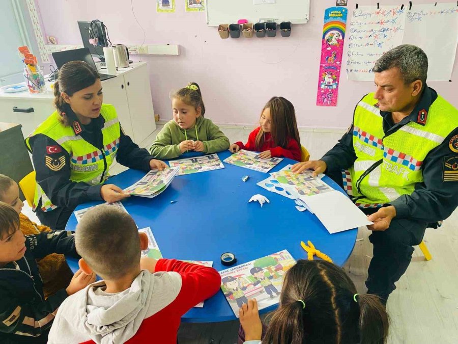 Jandarmadan İlk Ve Ortaokul Öğrencilerine Trafik Eğitimi