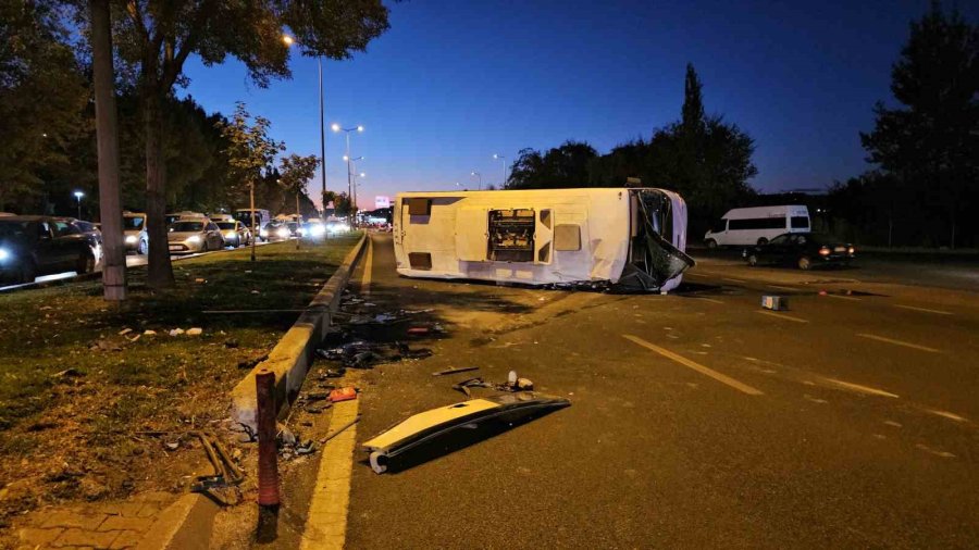 Otomobille Çarpışan İşçi Servisi Yan Yattı: 2 Yaralı