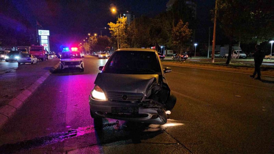 Otomobille Çarpışan İşçi Servisi Yan Yattı: 2 Yaralı