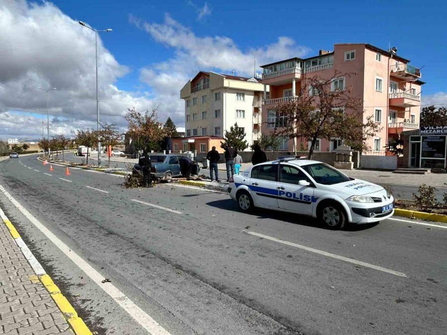 Tırla Çarpışan Otomobil Refüje Çıktı