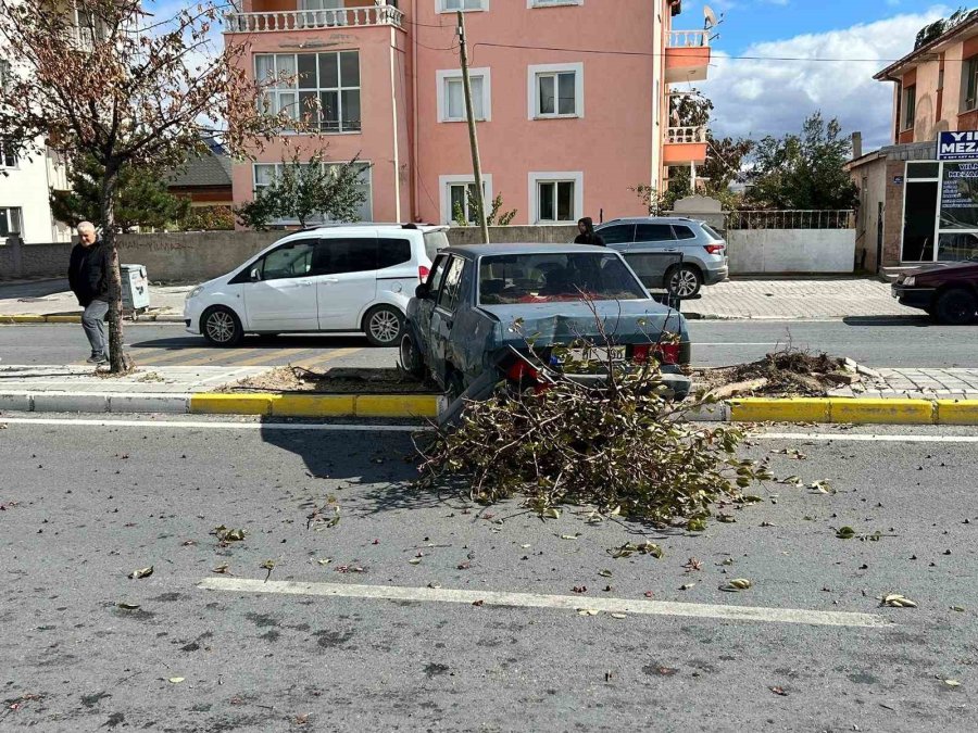 Tırla Çarpışan Otomobil Refüje Çıktı