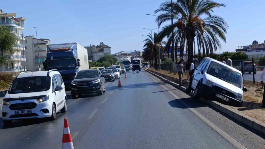 Önündeki Araca Çarpmamak İçin Yağmur Suyu Tahliye Kanalına Düştü