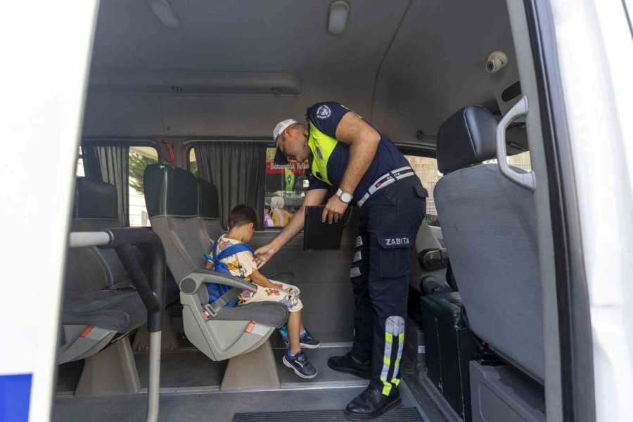 Mersin’de Zabıta Ekipleri Okul Servislerini Denetliyor