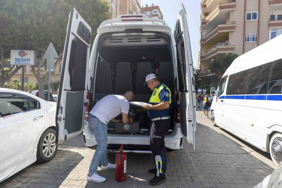 Mersin’de Zabıta Ekipleri Okul Servislerini Denetliyor