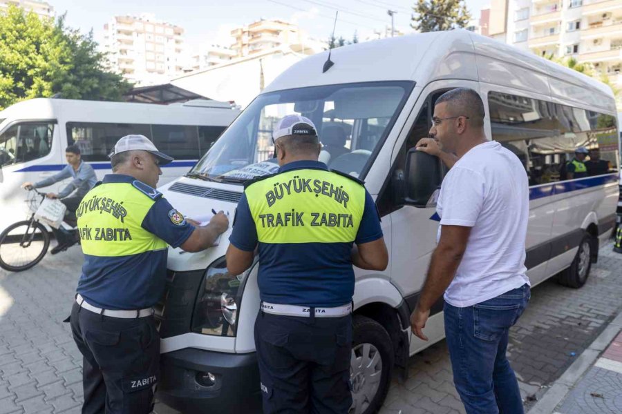 Mersin’de Zabıta Ekipleri Okul Servislerini Denetliyor