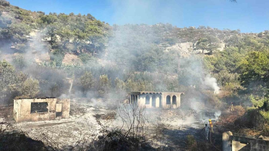 Mersin’in Anamur İlçesinde Çıkan Yangın Kontrol Altına Alındı