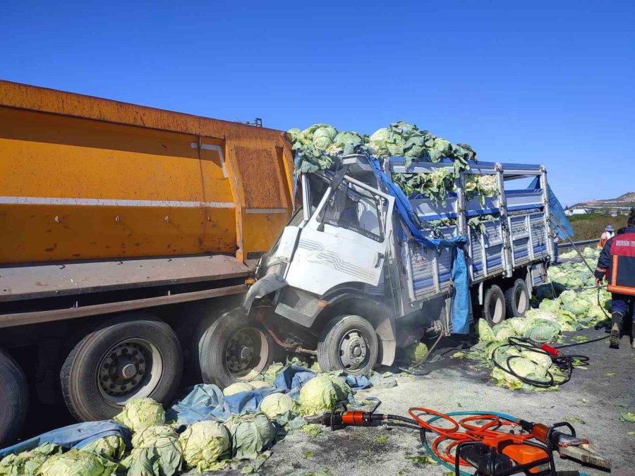 Tarsus’ta Araçta Sıkışan Sürücüyü İtfaiye Ekipleri Kurtardı