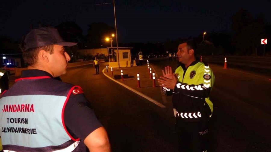 Freni Patlayan Gübre Yüklü Kamyon Uygulama Noktasına Daldı, Facianın Eşiğinden Dönüldü