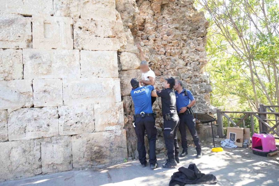 Kaleiçi’nde Surların Üzerine Çıkan Vatandaş, Polisi Alarma Geçirdi