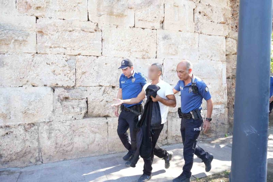 Kaleiçi’nde Surların Üzerine Çıkan Vatandaş, Polisi Alarma Geçirdi