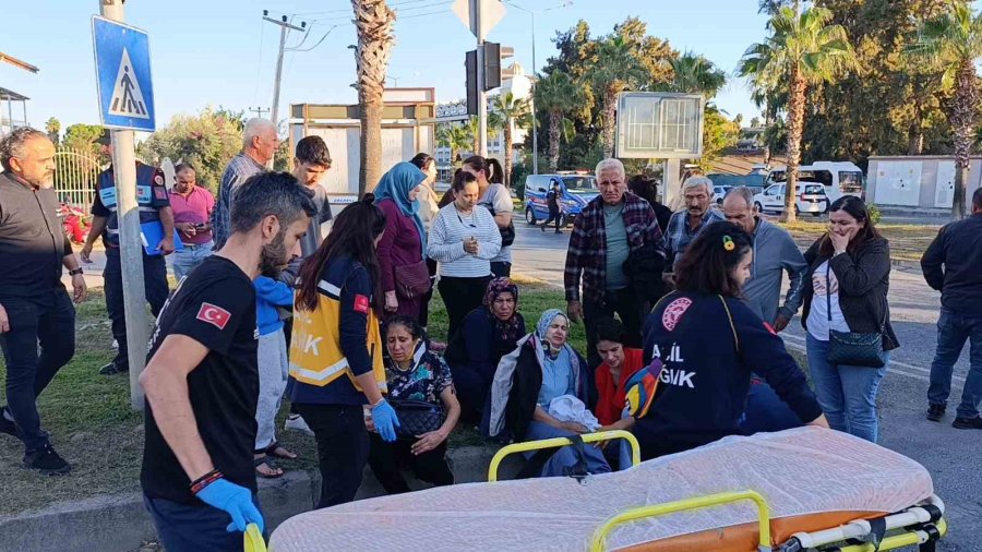 Antalya’da Otel Çalışanlarını Taşıyan Servis Araçları Çarpıştı: 13 Yaralı