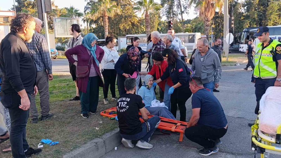 Antalya’da Otel Çalışanlarını Taşıyan Servis Araçları Çarpıştı: 13 Yaralı