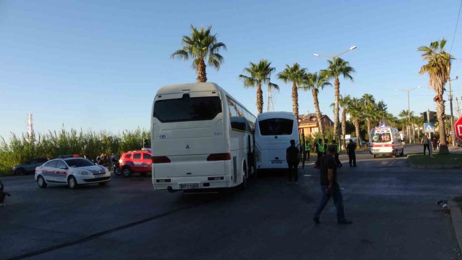 Antalya’da Otel Çalışanlarını Taşıyan Servis Araçları Çarpıştı: 13 Yaralı