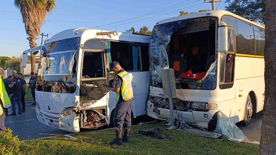 Antalya’da Otel Çalışanlarını Taşıyan Servis Araçları Çarpıştı: 13 Yaralı