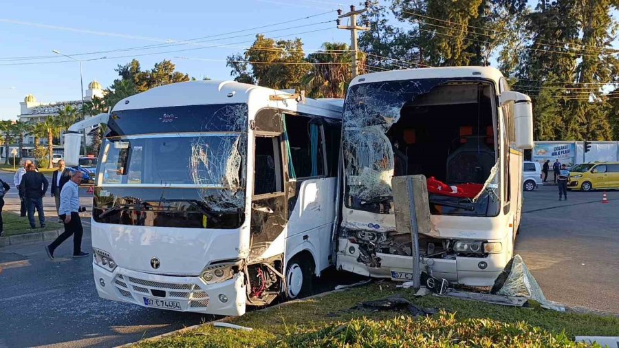 Antalya’da Otel Çalışanlarını Taşıyan Servis Araçları Çarpıştı: 13 Yaralı