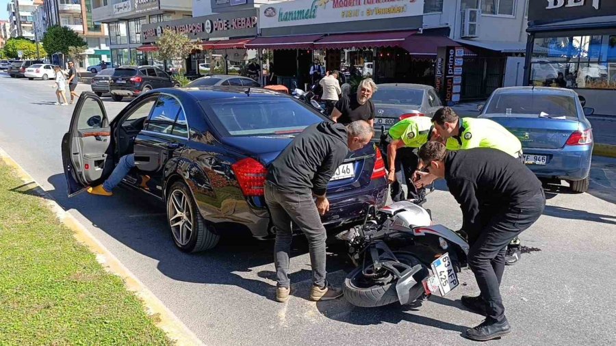 Motosiklet Başka Bir Araca Yol Vermek İçin Duran Otomobilin Altına Girdi: 2 Yaralı