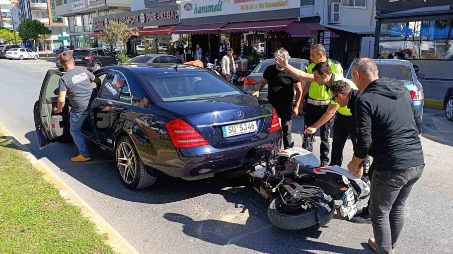 Motosiklet Başka Bir Araca Yol Vermek İçin Duran Otomobilin Altına Girdi: 2 Yaralı