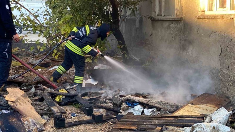 Bahçedeki Malzemelerin Tutuştuğu Yangında Maddi Hasar Oluştu