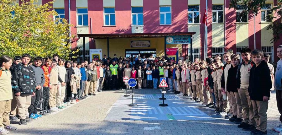 Sarıoğlan’da Öğrencilere Trafik Eğitimi Verildi