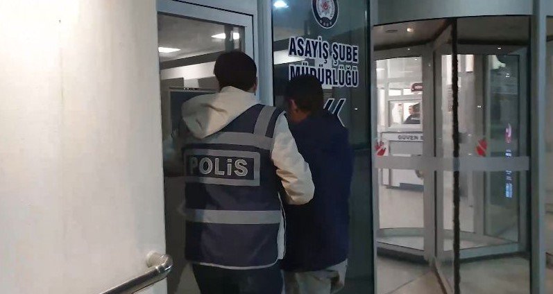 Hırsızlık Şüphelilerinin Evinden Çok Sayıda Tabanca Ve Tarihi Eser Çıktı