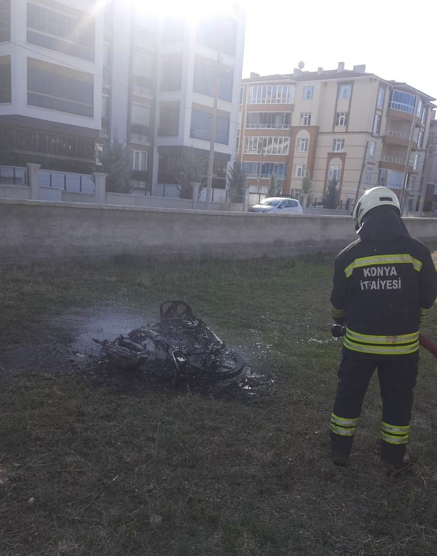 Park Halindeki Motosiklet Yanarak Hurdaya Döndü