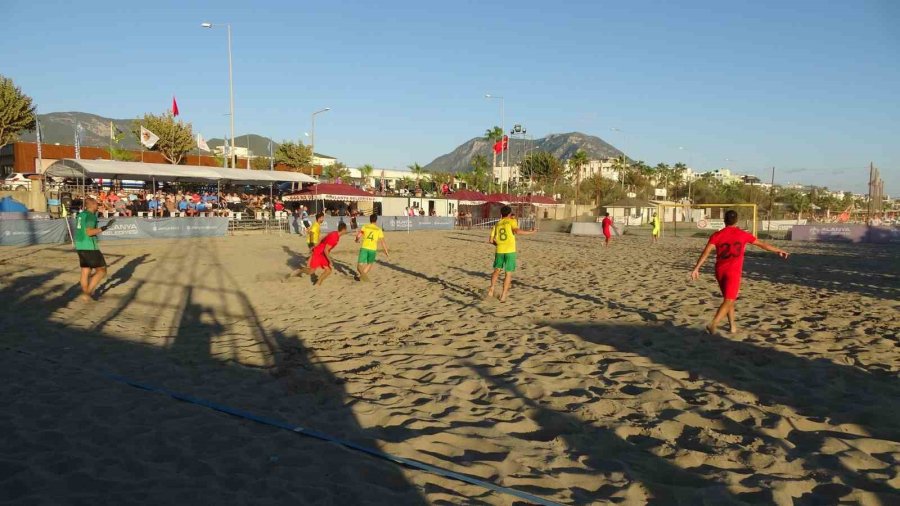 Alanya’da Plaj Futbol Finalinde Şampiyon Gümüldürspor