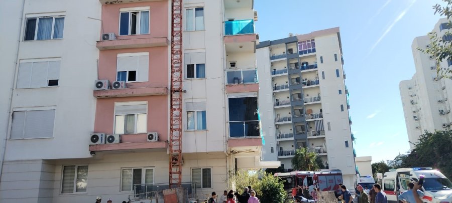 Antalya’da İnşaat İskelesi Çöktü: 2 İşçi Yaralandı