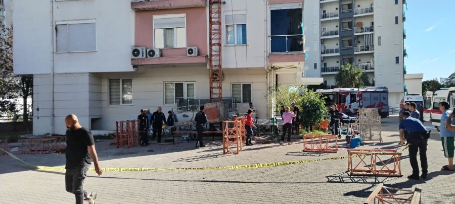 Antalya’da İnşaat İskelesi Çöktü: 2 İşçi Yaralandı