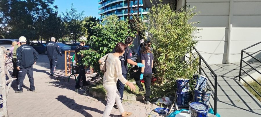 Antalya’da İnşaat İskelesi Çöktü: 2 İşçi Yaralandı