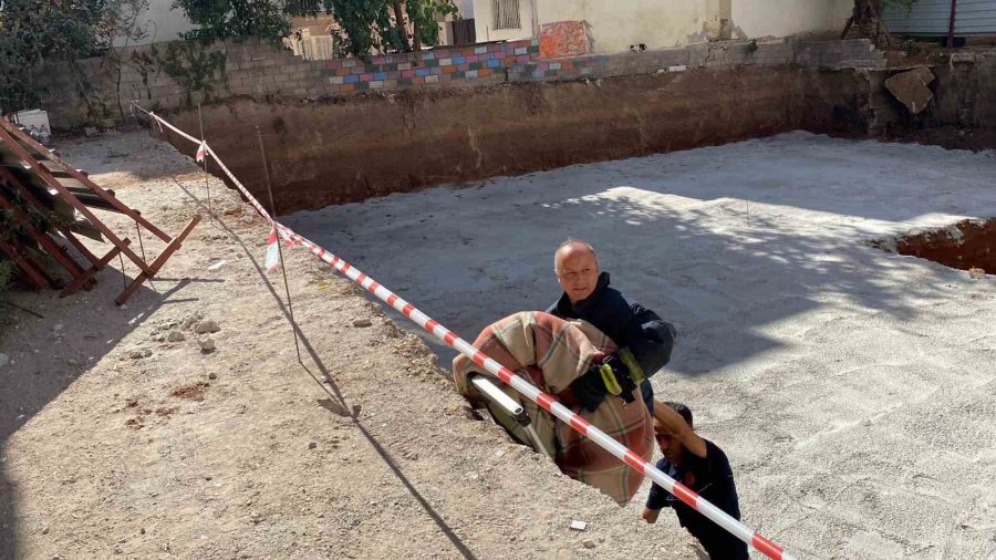 Görme Ve İşitme Engelli ’çarşaf’ Adlı Köpek İnşaat Sahasına Düştü, Battaniyeye Sarılarak Kurtarıldı