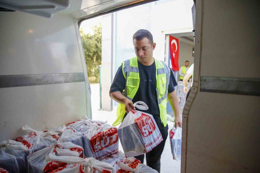 Antalya’da Her Ay 8 Bin Aileye Süt Desteği