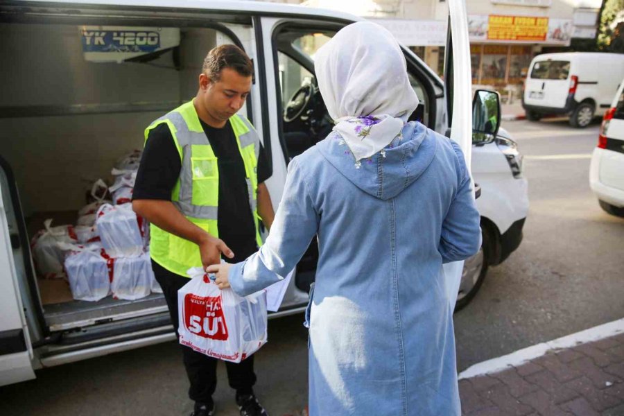 Antalya’da Her Ay 8 Bin Aileye Süt Desteği