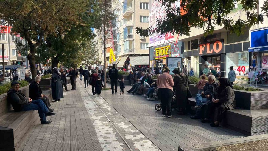 Vatandaşlar Sıcak Havanın Tadını Çıkarttı