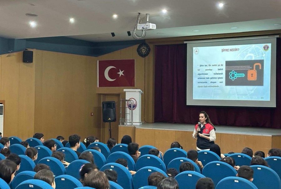 Mersin’de Jandarmadan Öğrencilere Siber Farkındalık Eğitimi