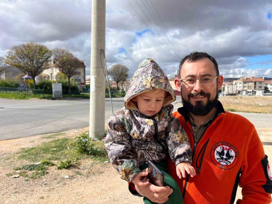 5 Metrelik Direği Yola Devirdi, Bisiklet Sürücüsü Son Anda Kurtuldu