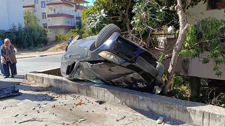 İstinat Duvarına Çarptı, Bahçeye Uçup Ters Döndü