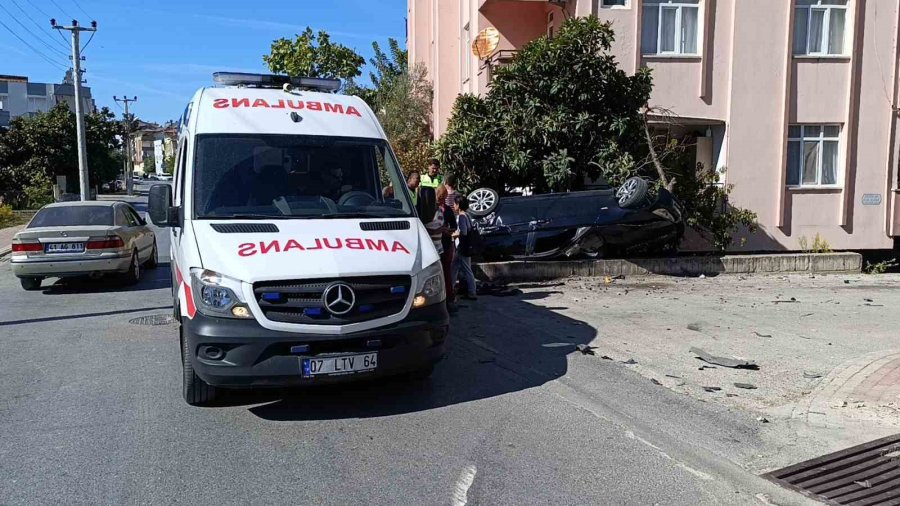 İstinat Duvarına Çarptı, Bahçeye Uçup Ters Döndü