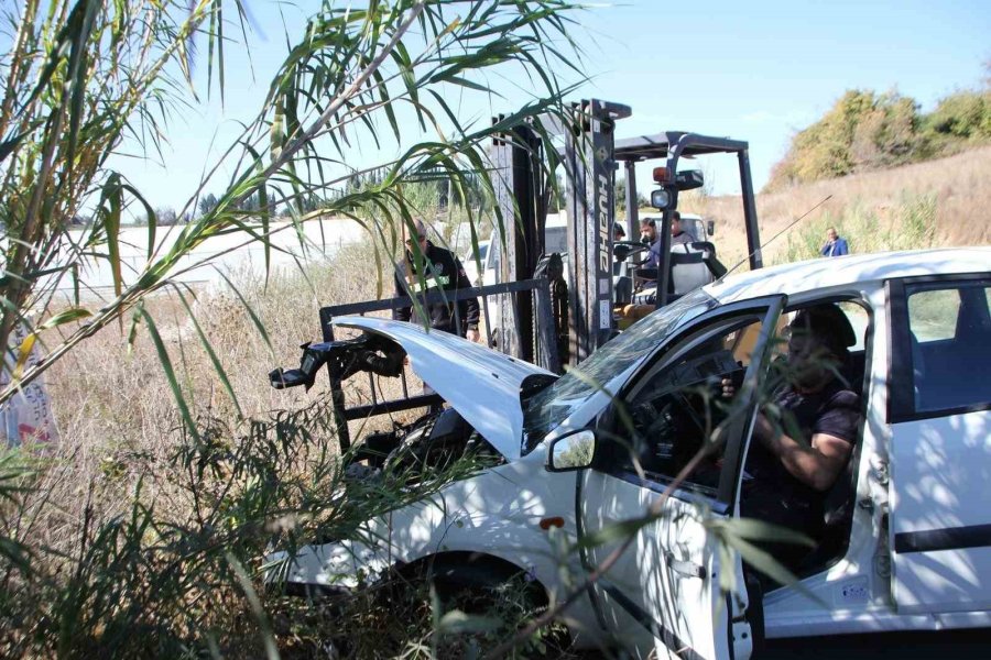 Serik’te Forklift Otomobilin Motoruna Saplandı, Otomobil Sürücüsü Yaralandı