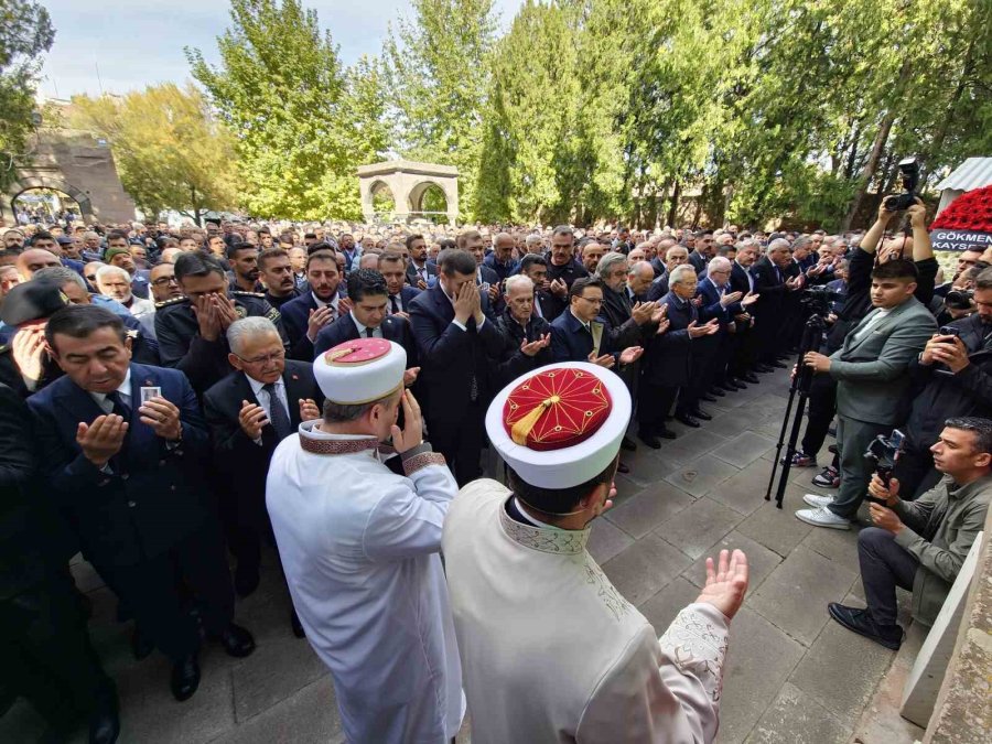 Eski Bakan Çakmakoğlu Son Yolculuğuna Uğurlandı