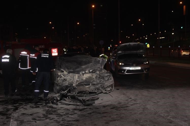 Kayseri’de 3 Araca Çarpan Lüks Otomobil Alev Aldı: 4 Yaralı