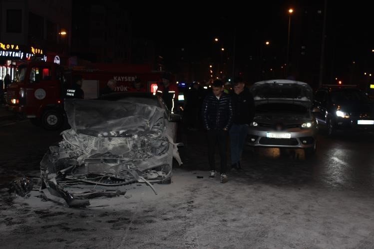 Kayseri’de 3 Araca Çarpan Lüks Otomobil Alev Aldı: 4 Yaralı