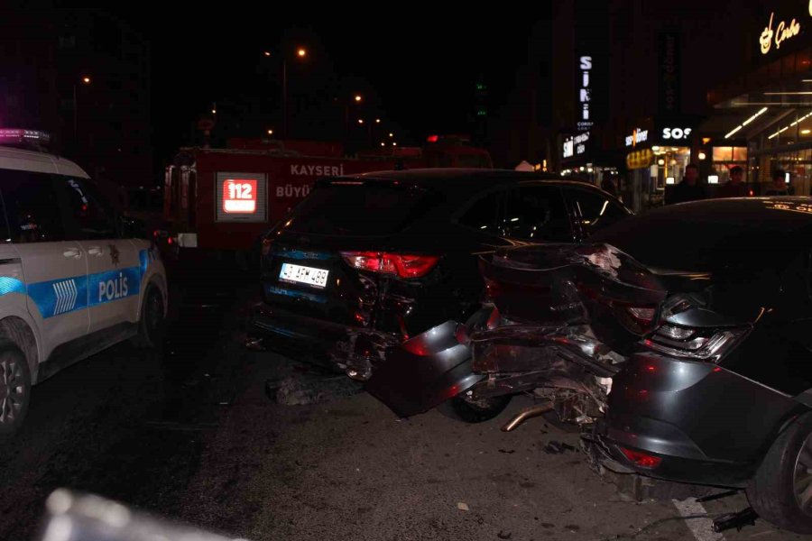 Kayseri’de 3 Araca Çarpan Lüks Otomobil Alev Aldı: 4 Yaralı