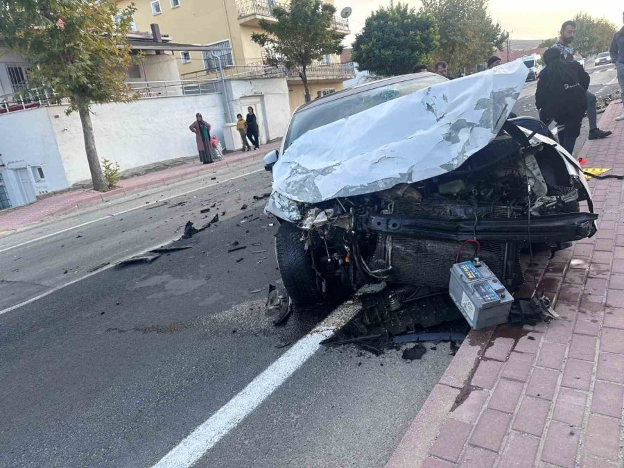 Otomobillerin Çarpışması Kameraya Yansıdı, Sürücü Anne Öldü