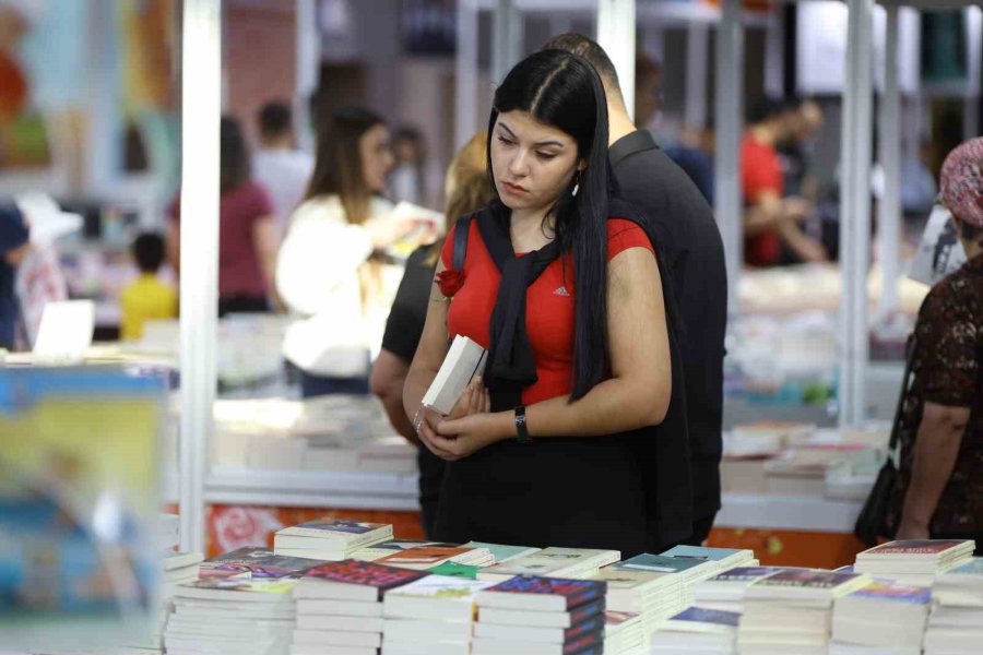 Antalya Kitap Fuarı’na İlk Günden Yoğun İlgi