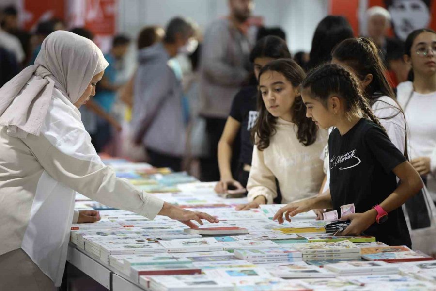 Antalya Kitap Fuarı’na İlk Günden Yoğun İlgi