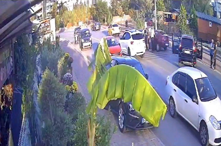 Virajı Alamayan Otomobil Karşı Yöndeki Araçla Kafa Kafaya Çarpıştı, Sıkışan Yaralıları İtfaiye Kurtardı