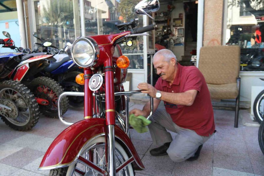 42 Yıldır Kullandığı Motosikletini Oğlundan Dahi Kıskanıyor