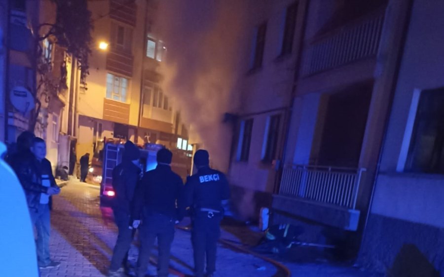 Konya’da Apartmanda Çıkan Yangın İtfaiye Ekipleri Tarafından Söndürüldü